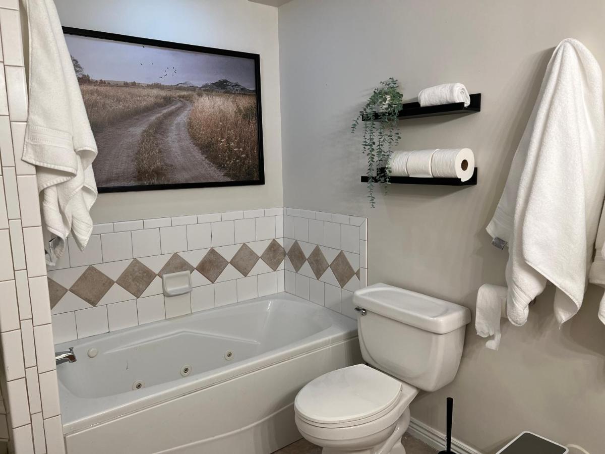 Above Ground Basement Apartment 2 Bedroom 1 B Retreat With Gorgeous View Draper Extérieur photo