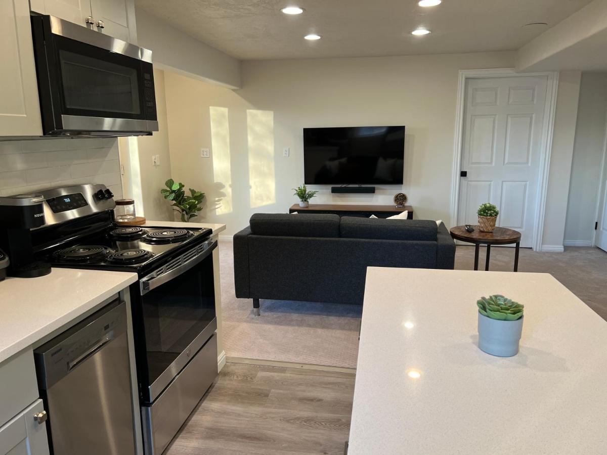 Above Ground Basement Apartment 2 Bedroom 1 B Retreat With Gorgeous View Draper Extérieur photo