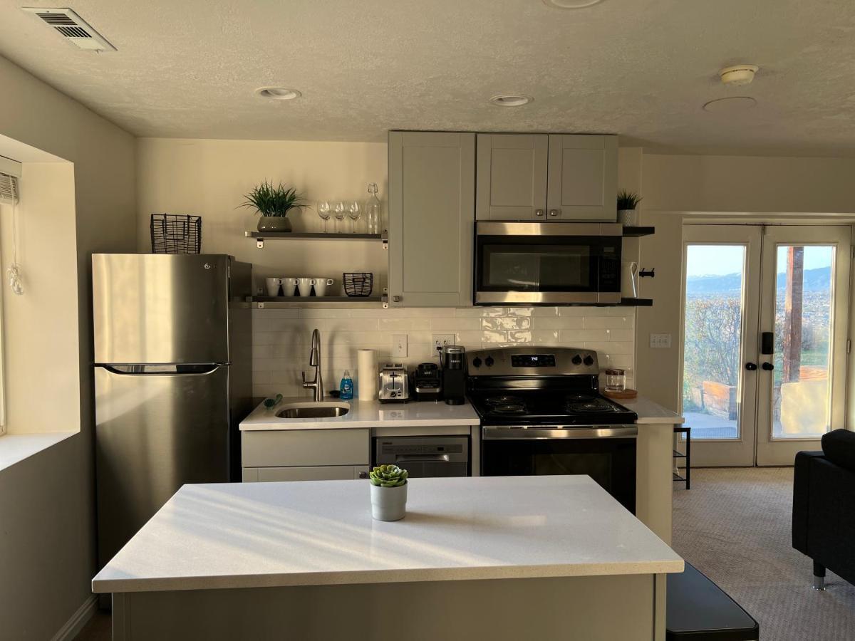 Above Ground Basement Apartment 2 Bedroom 1 B Retreat With Gorgeous View Draper Extérieur photo
