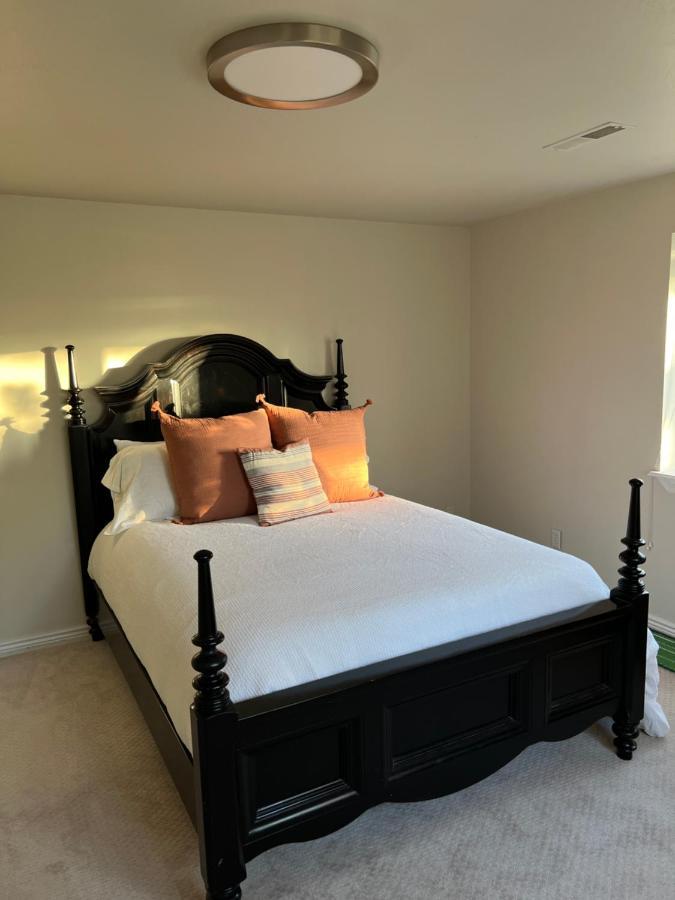 Above Ground Basement Apartment 2 Bedroom 1 B Retreat With Gorgeous View Draper Extérieur photo